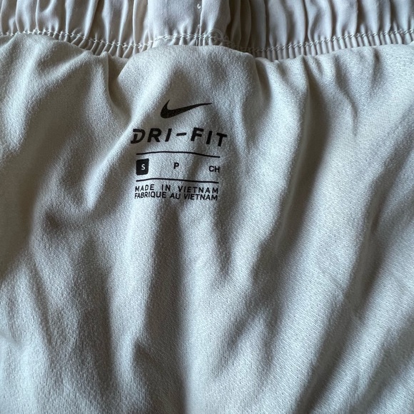 Nike woman’s running workout shorts - Picture 8 of 8